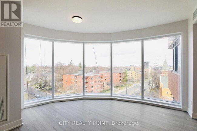 Photo du bâtiment - 2525 Bathurst St