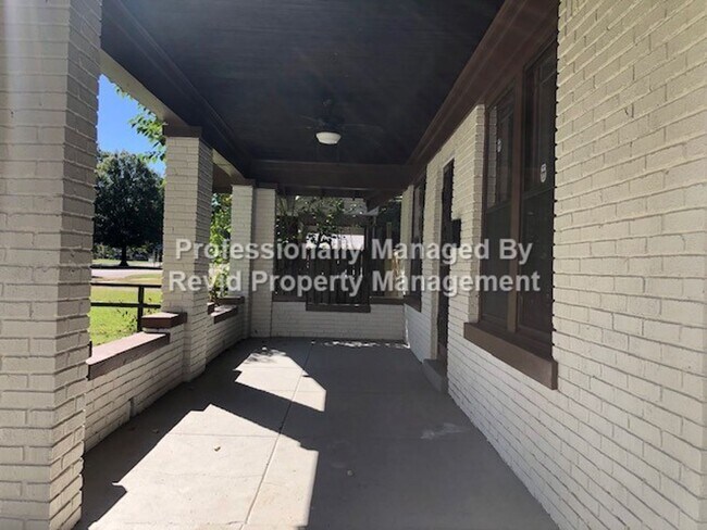 Building Photo - 851 E. Parkway S.