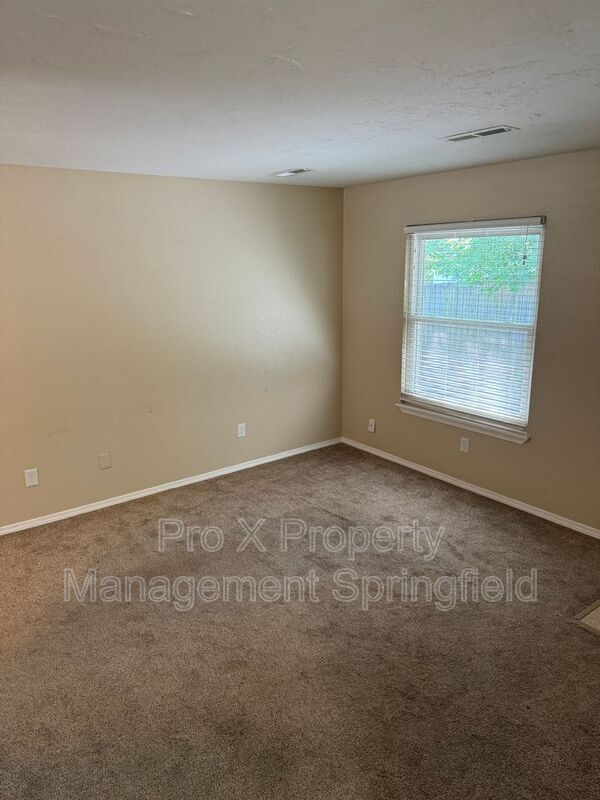 Building Photo - 1050 W Elm St