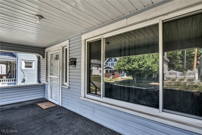 Building Photo - 906 Delia Ave