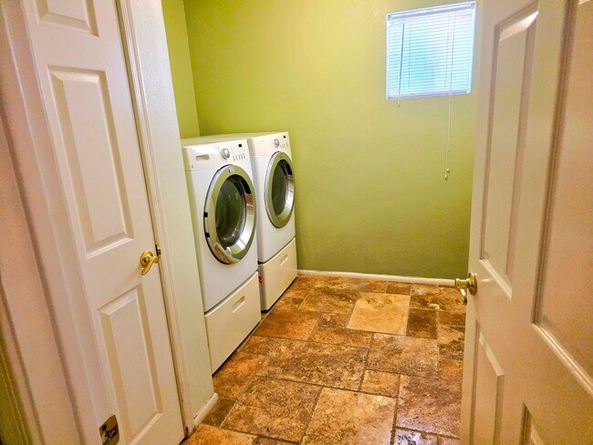 Building Photo - 4 Bed 2.5 Bath- 42nd St & Shea- Pool- Move in special