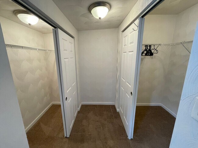 Foto del edificio - Charming 5-Bedroom Home with Fenced Yard i...
