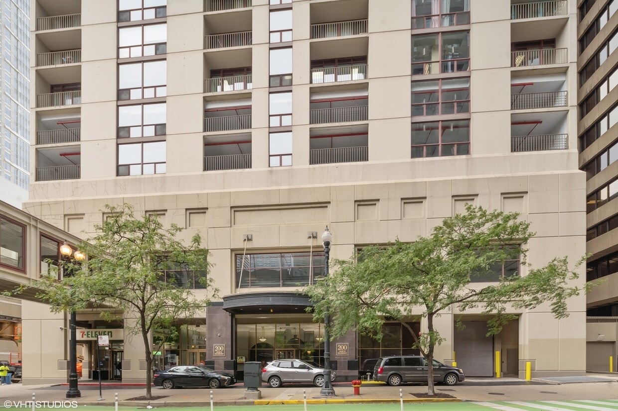 Primary Photo - 200 N Dearborn St