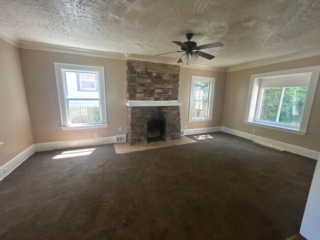 Foto del edificio - 4bd Single Akron Section 8