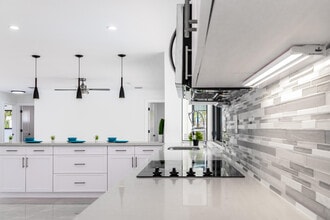 Building Photo - 1001 NW 6th Dr