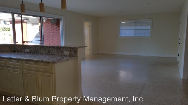 Foto del edificio - 5 br, 3.5 bath House - 1701 Live Oak St.