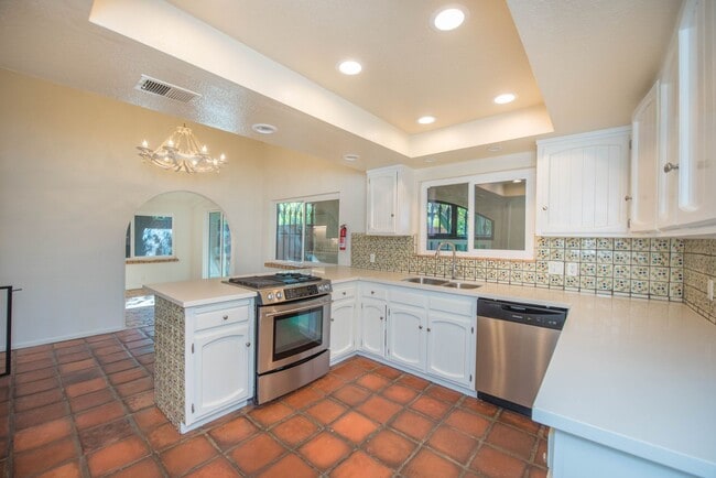 Building Photo - Anaheim Hills