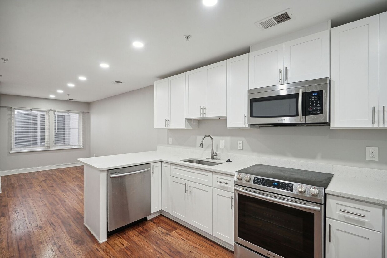 Primary Photo - Available Now! 2 Bed 1 Bath Near Howard!
