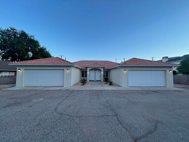 Foto del edificio - 3 Bedroom Duplex!!