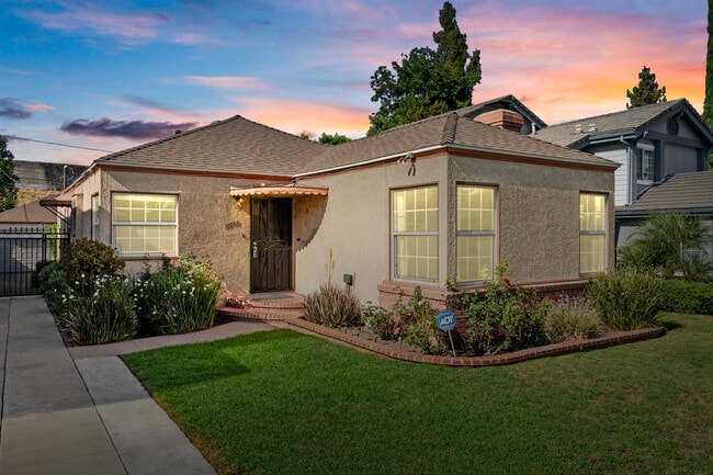 Building Photo - 15235 La Maida St