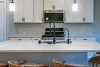 Building Photo - 16018 Oregon Oak Dr