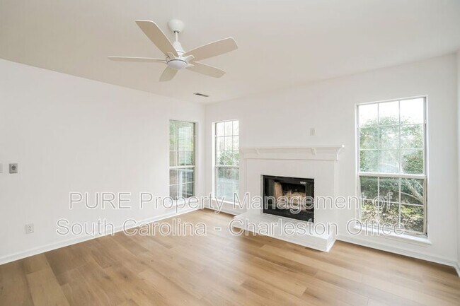 Foto del edificio - 1928 Oak Tree Ln