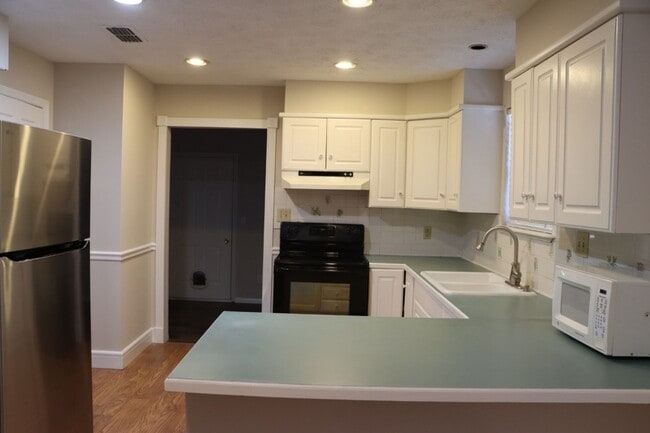Building Photo - 3/2 Rental on a Roomy 1 Acre Lot!