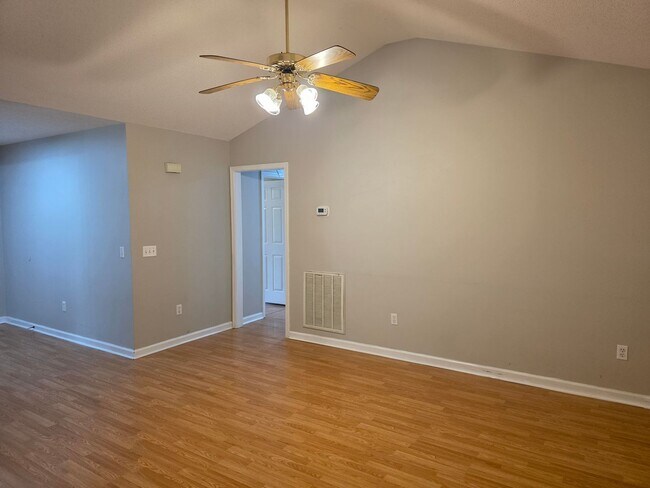 Foto del edificio - 211 Woodbury Ln