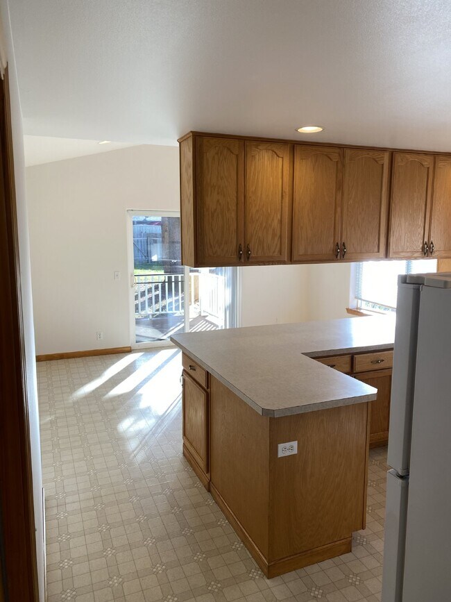Building Photo - 3-Bedroom, 2-bathroom Home with Large Back...