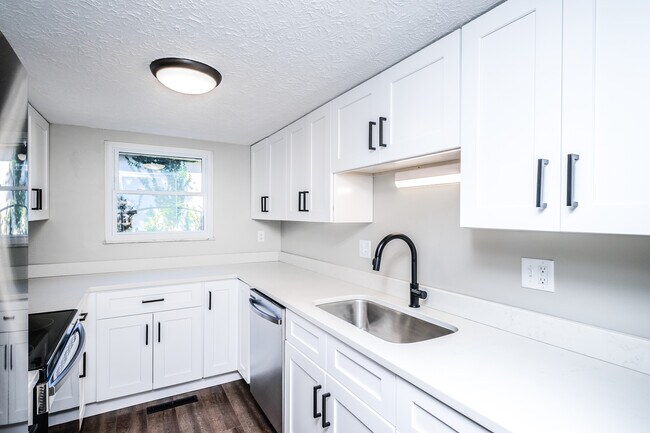 Kitchen - 886 Linworth Road East