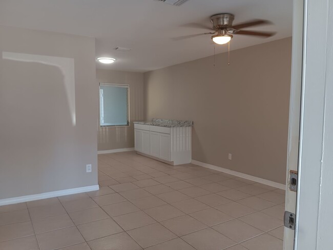 Foto del edificio - 2 bedroom 2 bath off Cape Coral Parkway