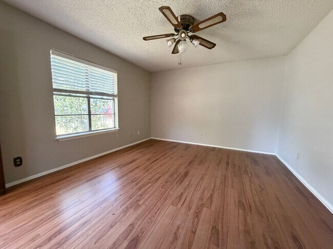 Building Photo - 1404 Fairview Dr