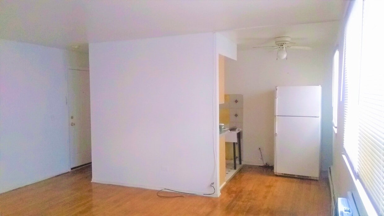 smal kitchen with new tiles - 5950 N Kenmore Ave