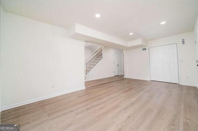 Building Photo - 118 Jade Ln