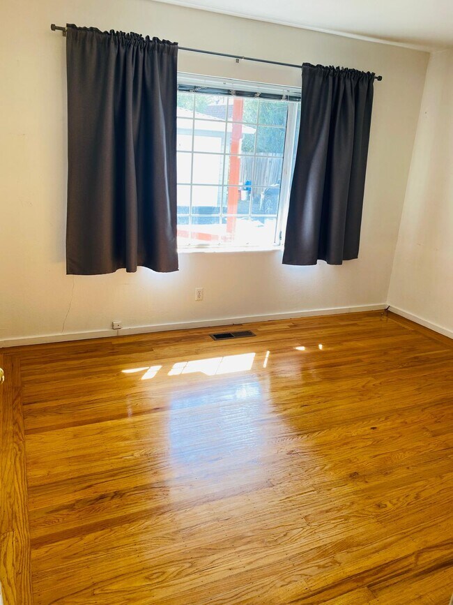 Dormitorio # 2 - 3765 Mosswood Dr