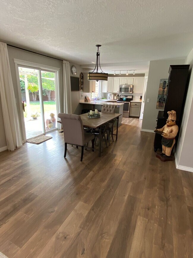 Building Photo - Gorgeous 4-Bedroom Home In Bristol Heights