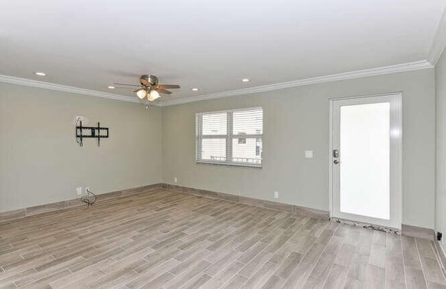 Building Photo - 864 Normandy R