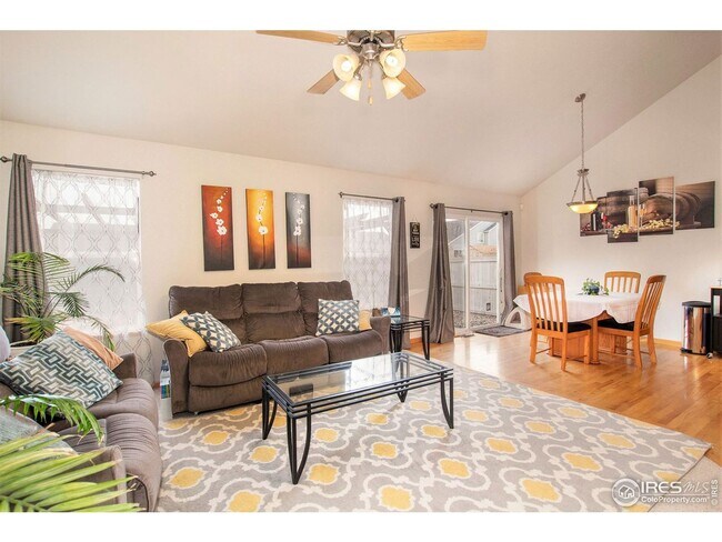 Foto del edificio - Charming 3-Bedroom Home with Loft and Expa...