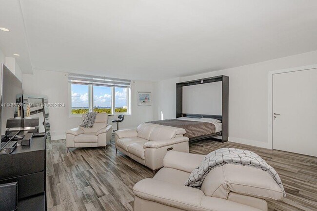 Building Photo - 2301 Collins Ave