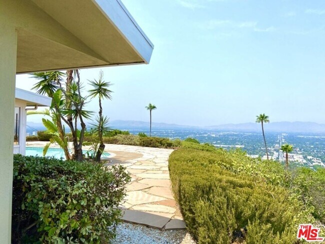 Foto del edificio - 13741 1/4 Mulholland Dr