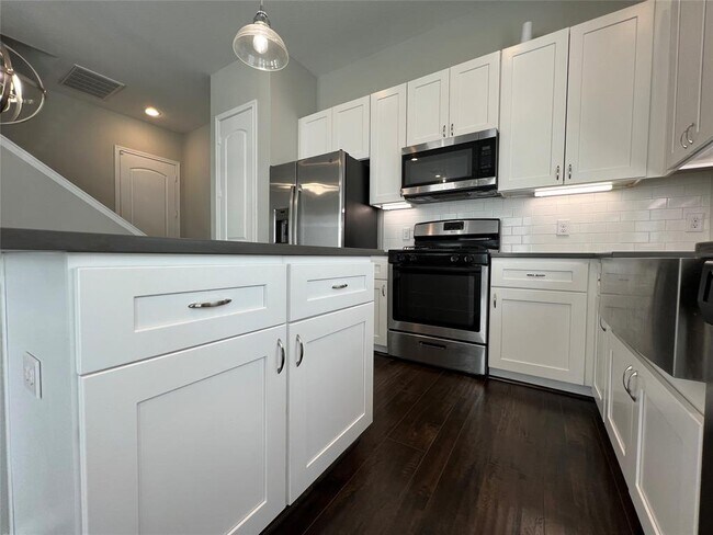 Building Photo - 5610 Patrick St