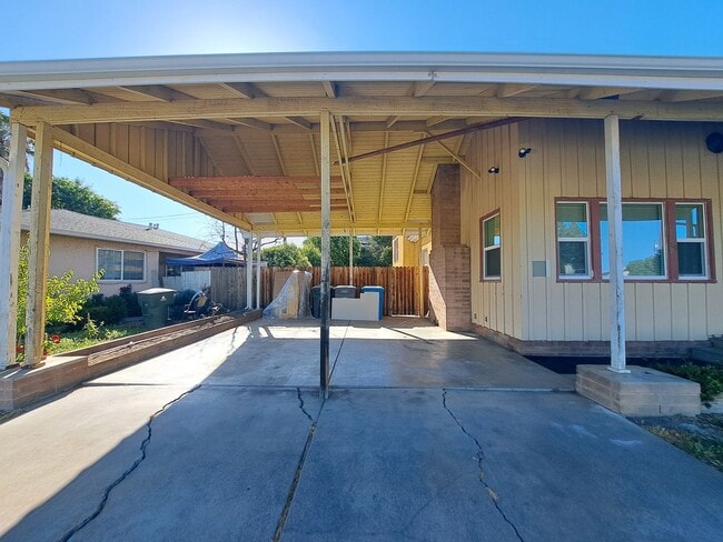 Building Photo - Spacious & Unique Home in Dixon