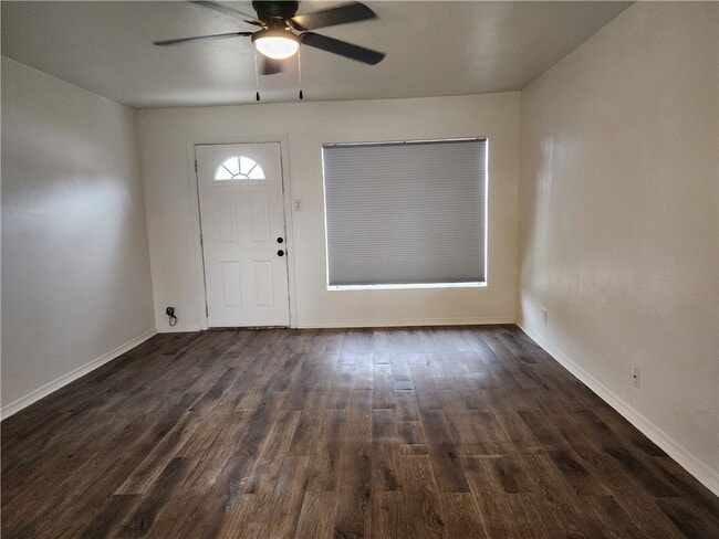 Building Photo - 415 W Poplar St