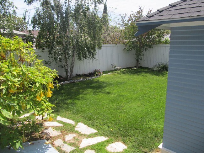 Foto del edificio - Gorgeous Classic Revival