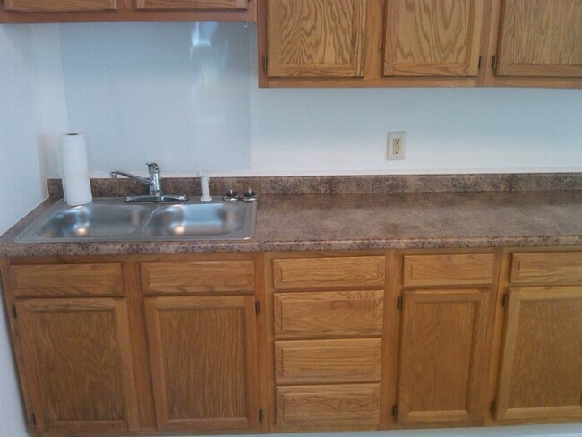 Building Photo - 4 Bedroom 1 Bath Single Family Home on SE ...