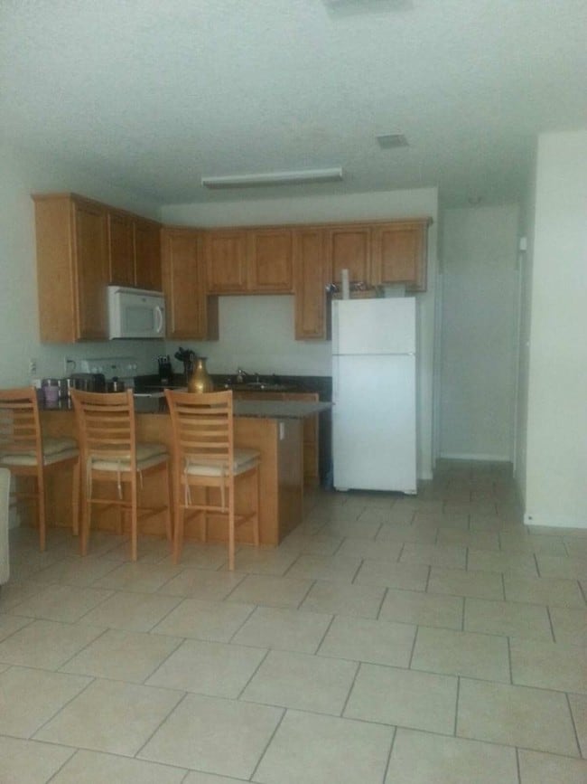 Building Photo - 3 bdrm 3 bath just off Beach Blvd