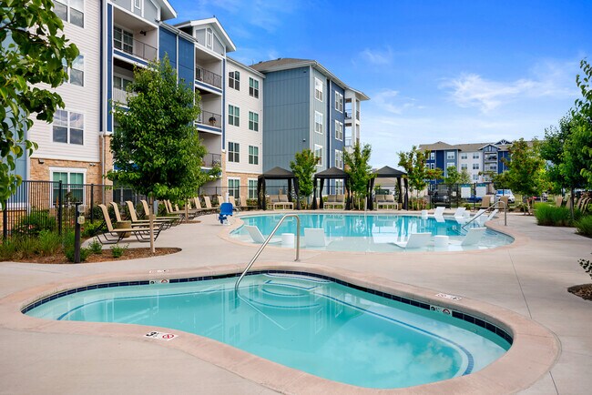 Disfrute del sol junto a la resplandeciente piscina. - Lofts at Highlands