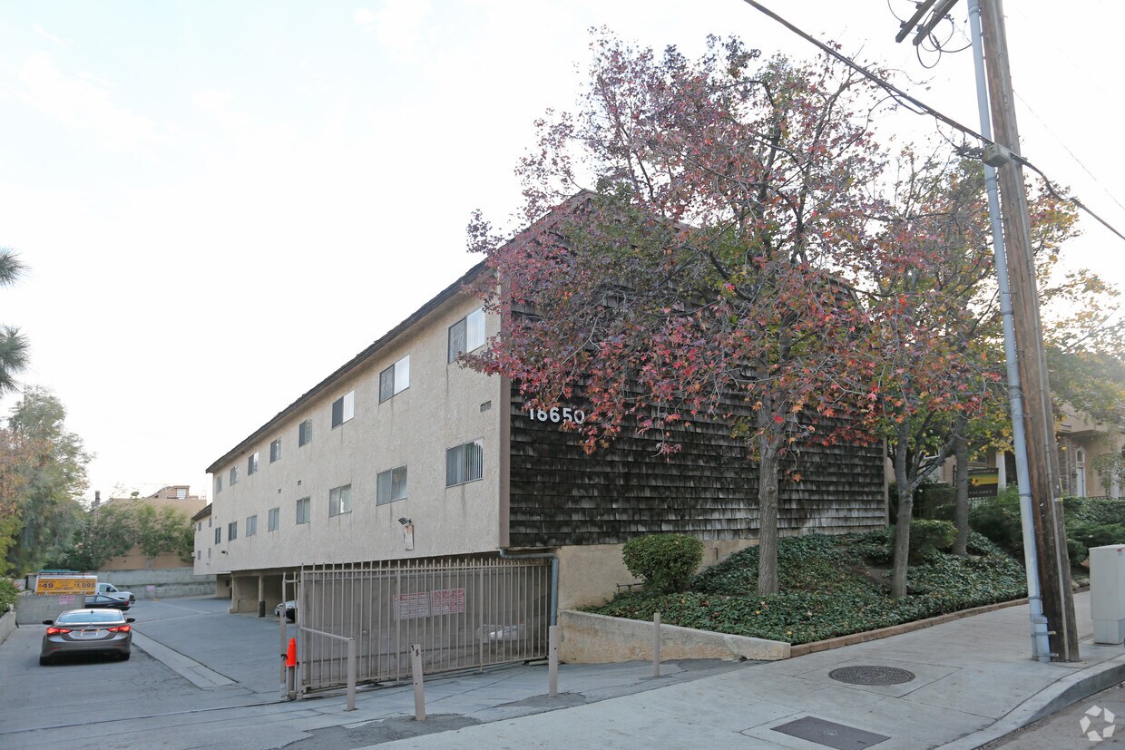 Edificio - 18650 Hatteras St