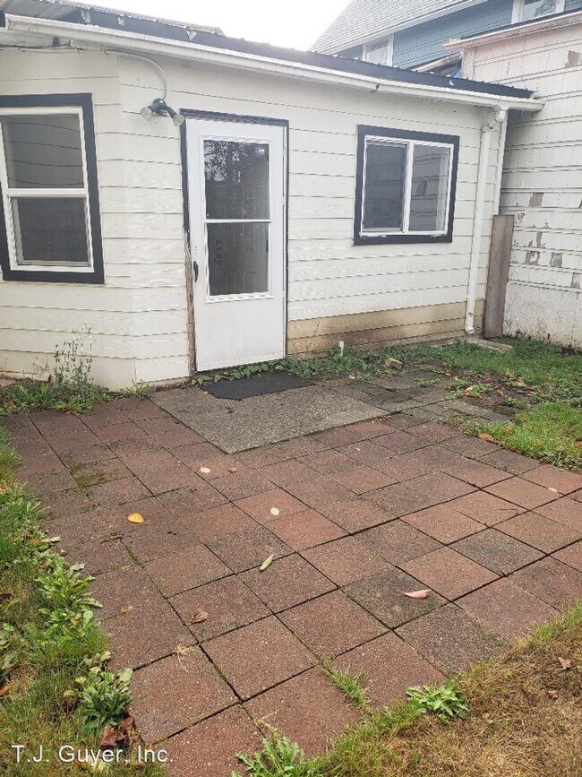 Building Photo - 3 br, 1 bath House - 1209 G St