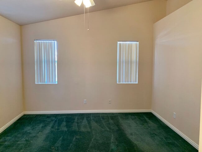 Foto del edificio - Affordable 2-BR Condo is Centrally Located