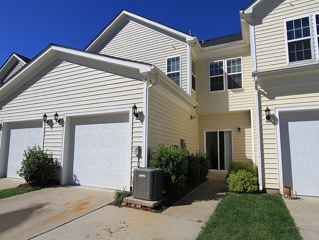 Foto del edificio - 3 Bed / 2.5 Townhouse in Raleigh located i...