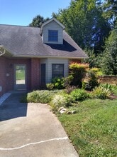 Building Photo - 103 Pinewood Dr