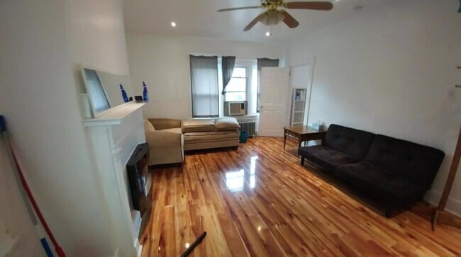 Building Photo - 5818 Hobart St