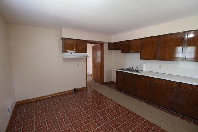 Building Photo - Three bedroom home in Charleswood Village