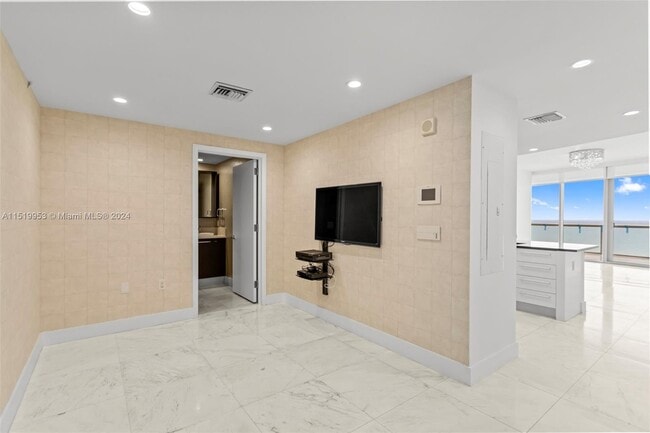 Building Photo - 17121 Collins Ave