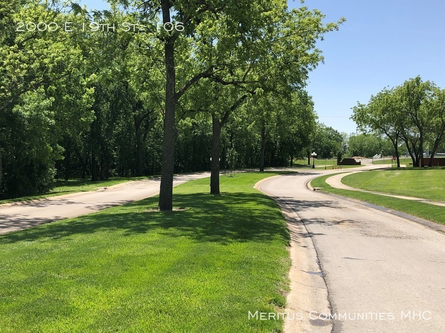 Building Photo - 2000 E 19th St