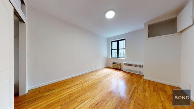 Building Photo - 230 E 81st St