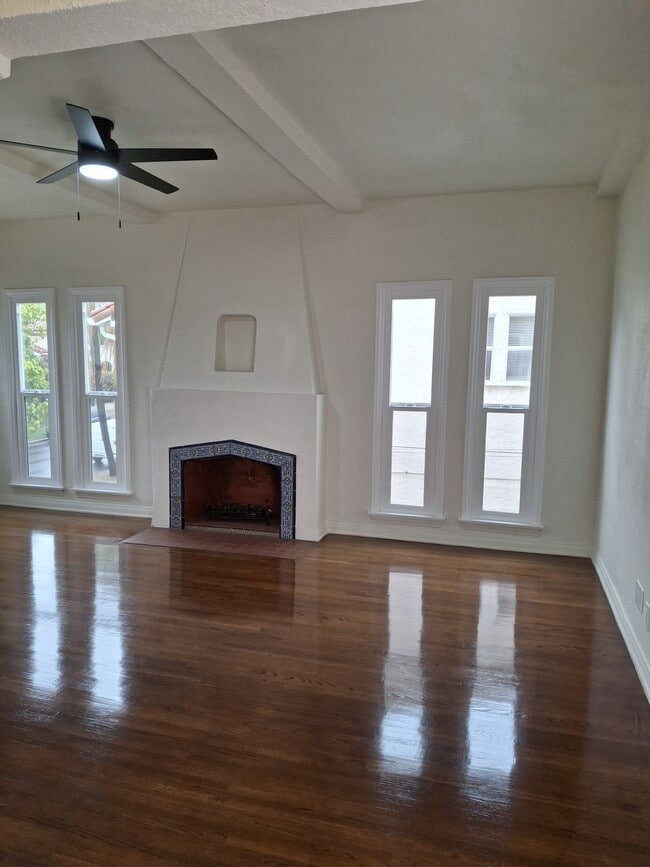 Sala de estar con chimenea - 1350 Meadowbrook Ave