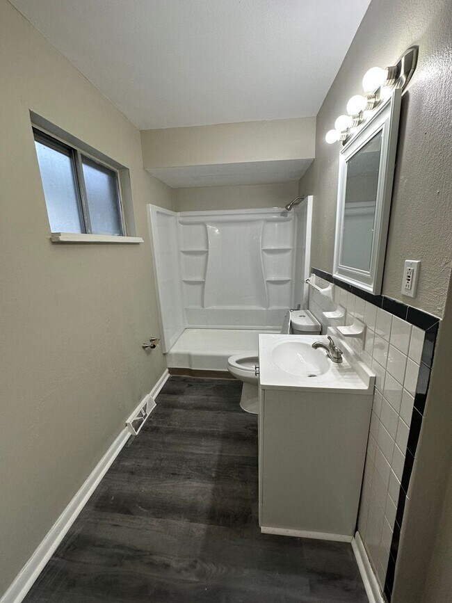 Foto del edificio - Renovated Two Bedroom One Bath Home Coming...