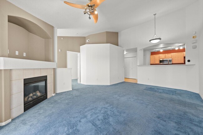 Foto del edificio - Beautiful 2 Bed 2 Bath Condo near Parkfield Lake Park!